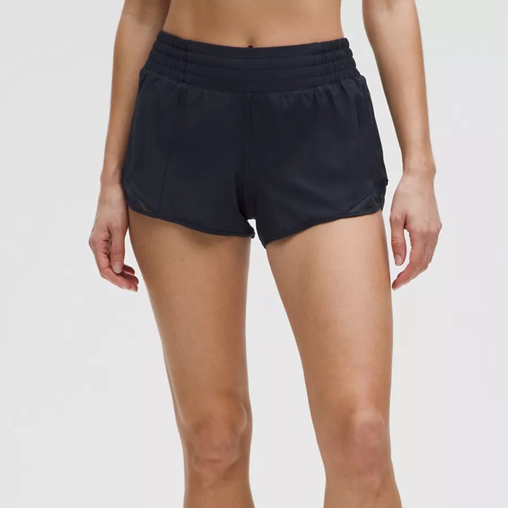 Lululemon Black Hotty Hot 2.5” Shorts!!